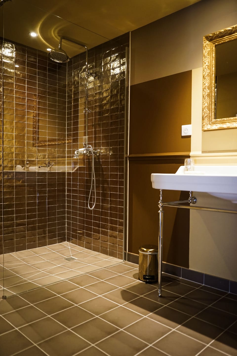 Signature Room, 1 King Bed, Garden View | Bathroom | Shower, designer toiletries, hair dryer, towels