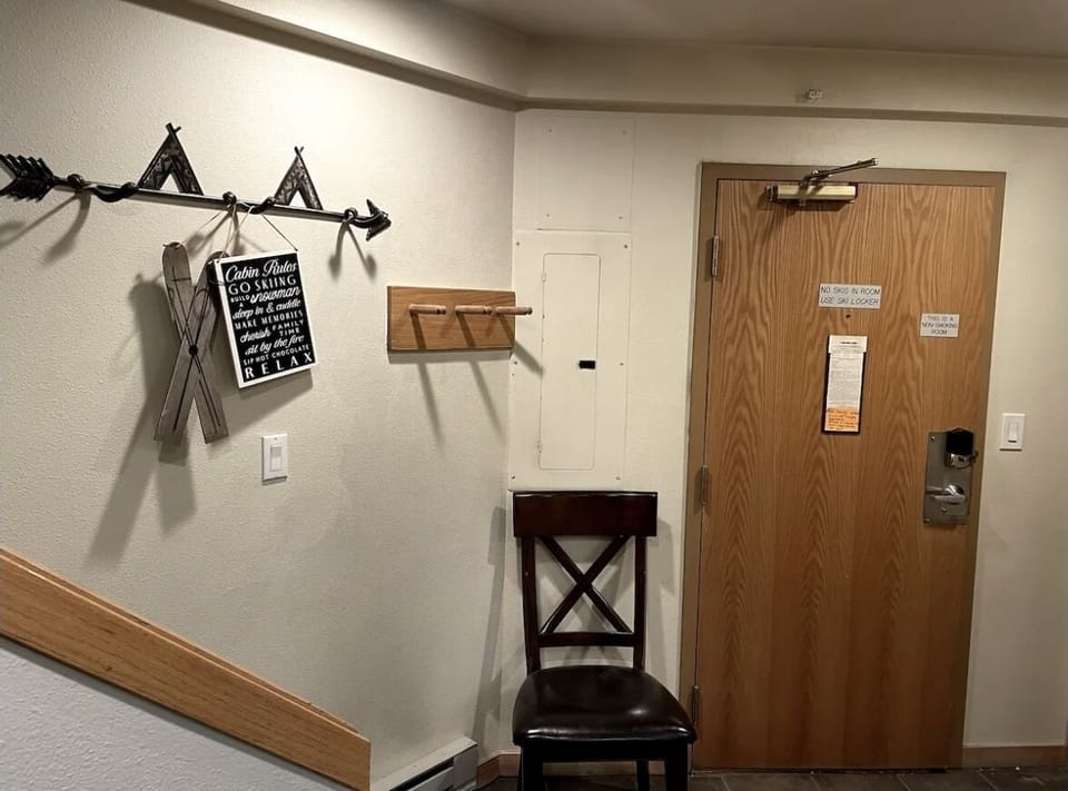 Entryway with chair to easily take off your gear !