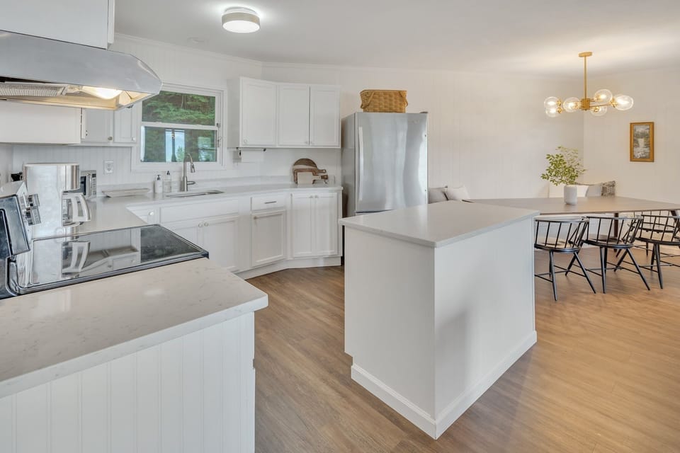 Room, Indoors, Flooring, Kitchen, Hardwood