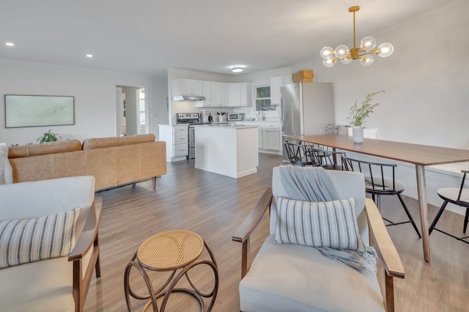 Flooring, Furniture, Hardwood, Couch, Living Room
