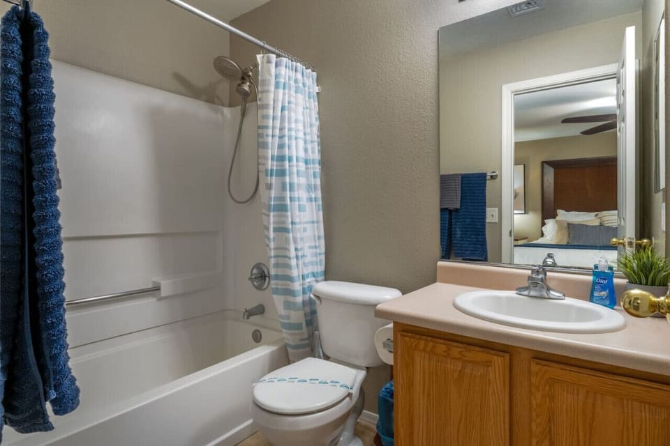 Primary bedroom`s en-suite bathroom