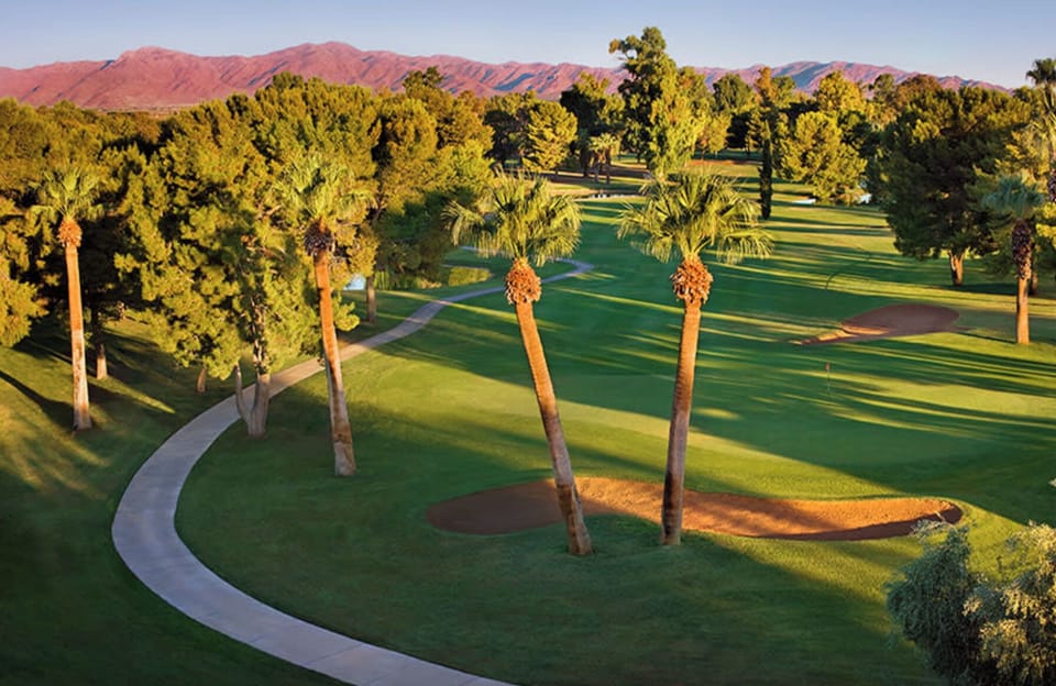 The Wigwam Resort and golf course nearby just 2,5 miles from the Cottage