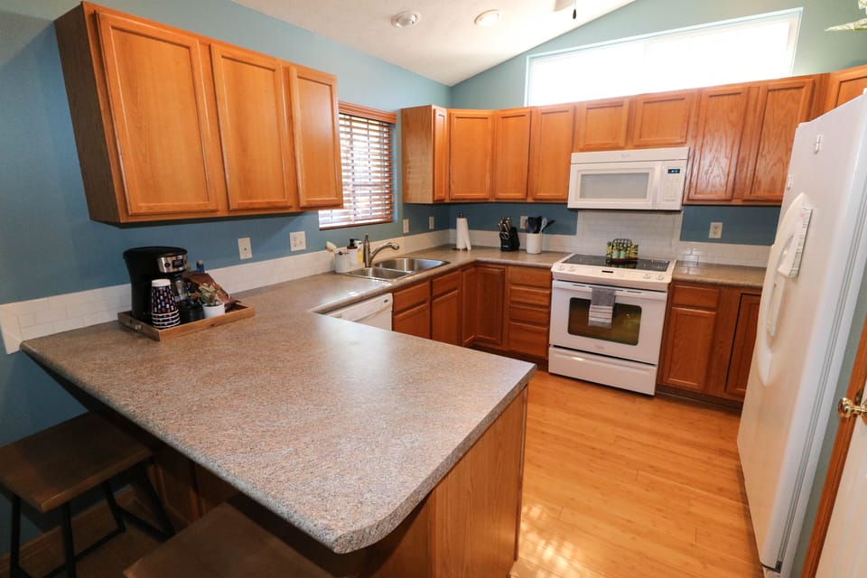 Full Kitchen w/Basic Cooking Utensils 