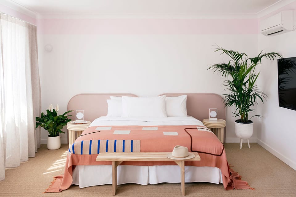 Molly's Suite (Entry Level Suite) | Minibar, soundproofing, WiFi (free), bed sheets