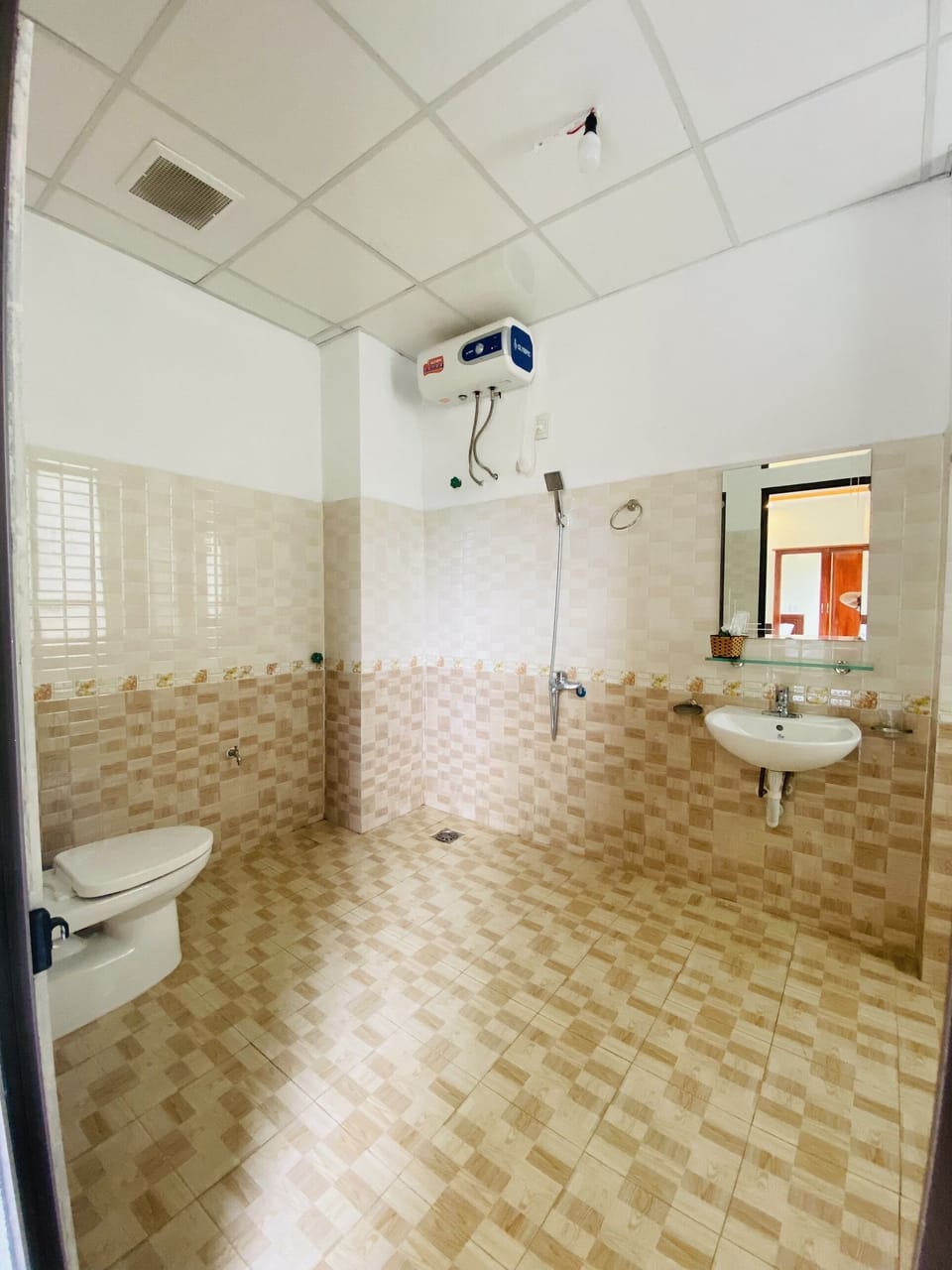 Combined shower/tub, hydromassage showerhead, hair dryer, bidet