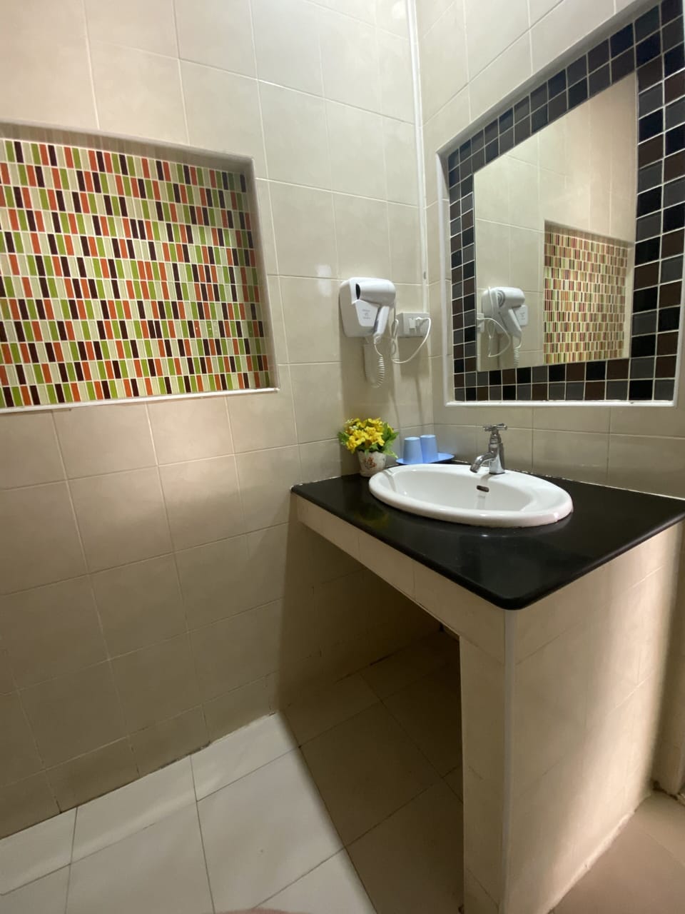 Shower, hydromassage showerhead, free toiletries, hair dryer