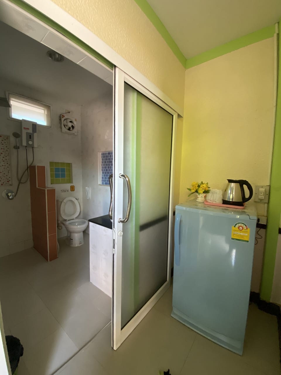 Shower, hydromassage showerhead, free toiletries, hair dryer