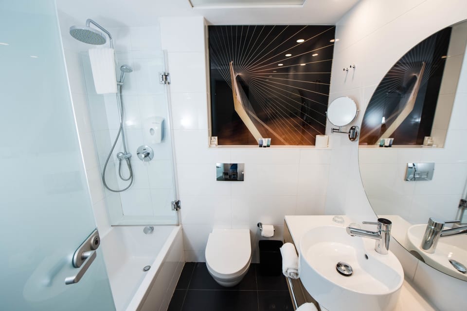 Classic Room | Bathroom | Hair dryer, towels