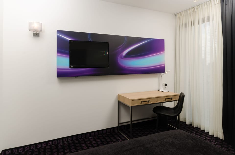 32-inch LCD TV with cable channels, TV