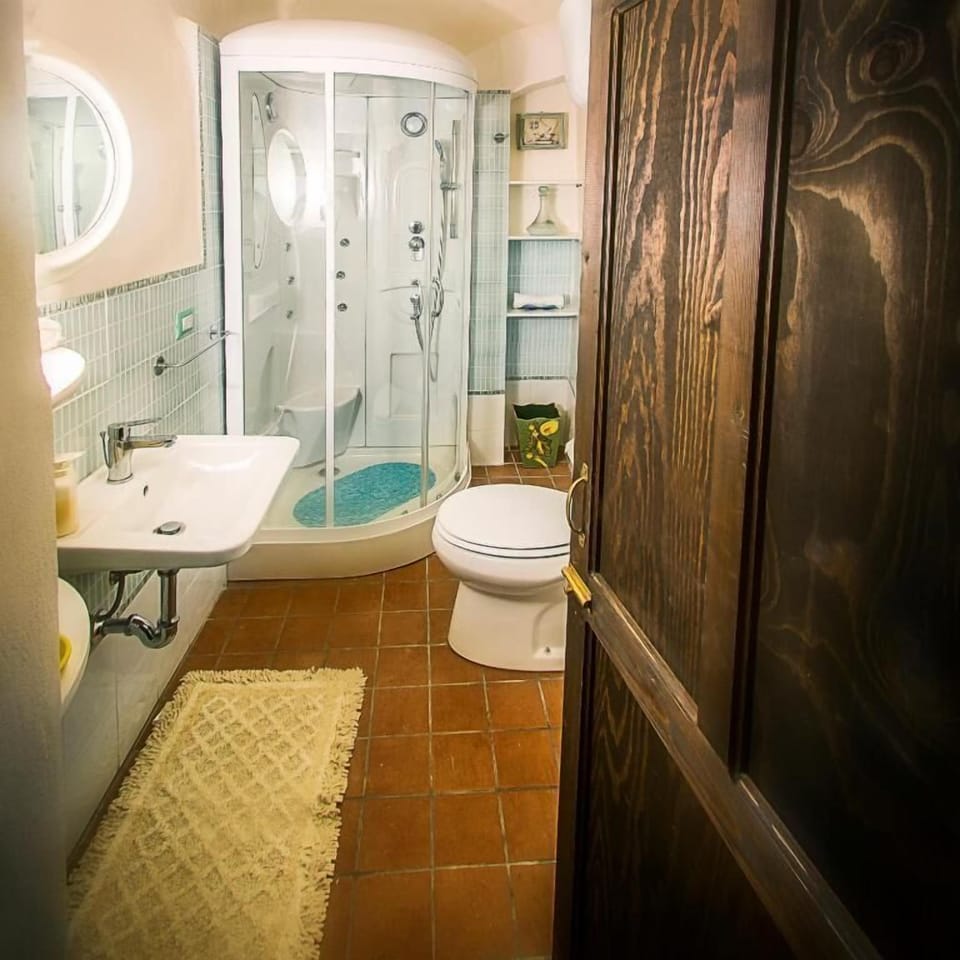 Comfort Suite | Bathroom | Free toiletries, hair dryer, slippers, towels