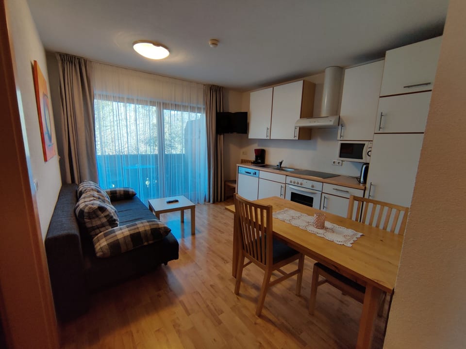 House, 2 Bedrooms, Balcony, Mountain View | Living area