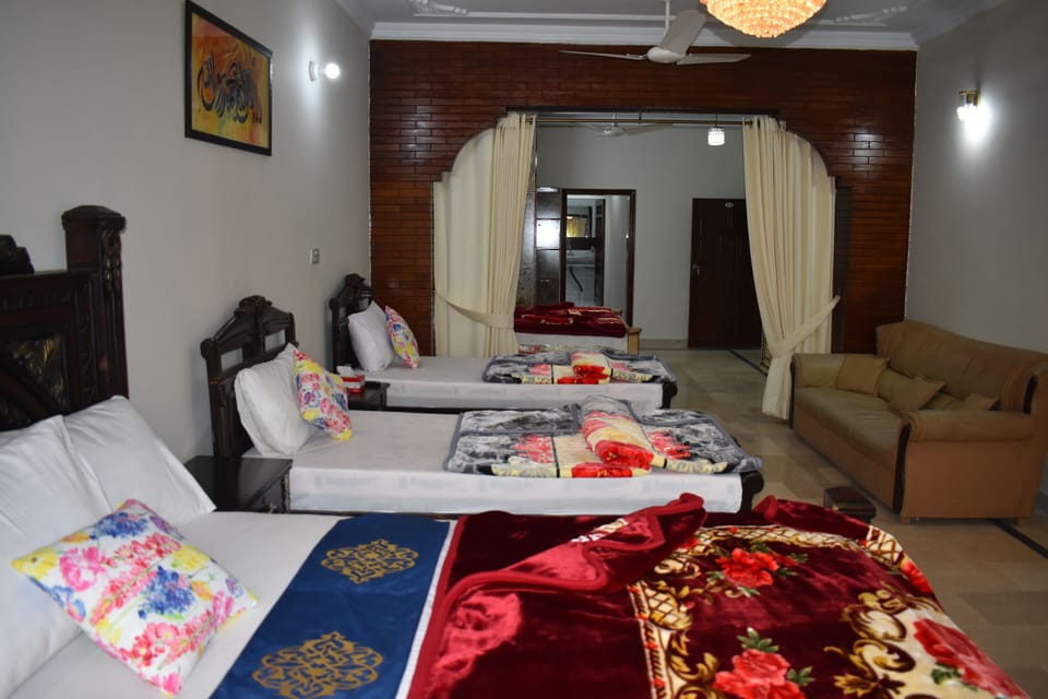 Triple Room | Laptop workspace, soundproofing, WiFi (free)
