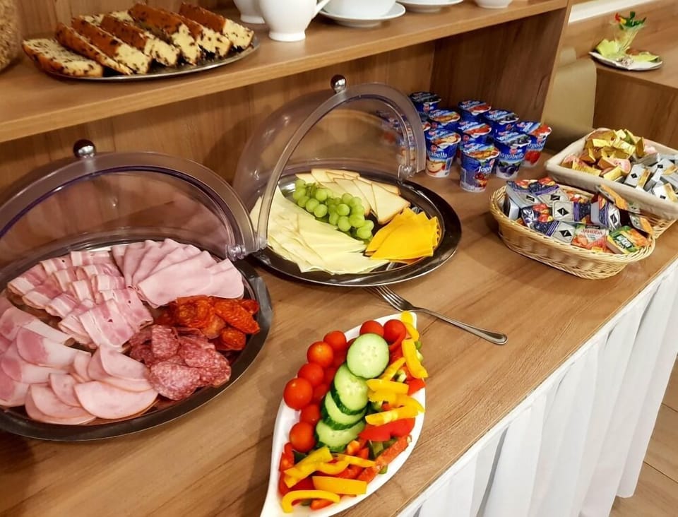 Daily buffet breakfast for a fee