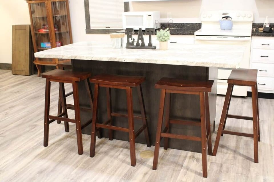 Island Breakfast Bar seats 5 people