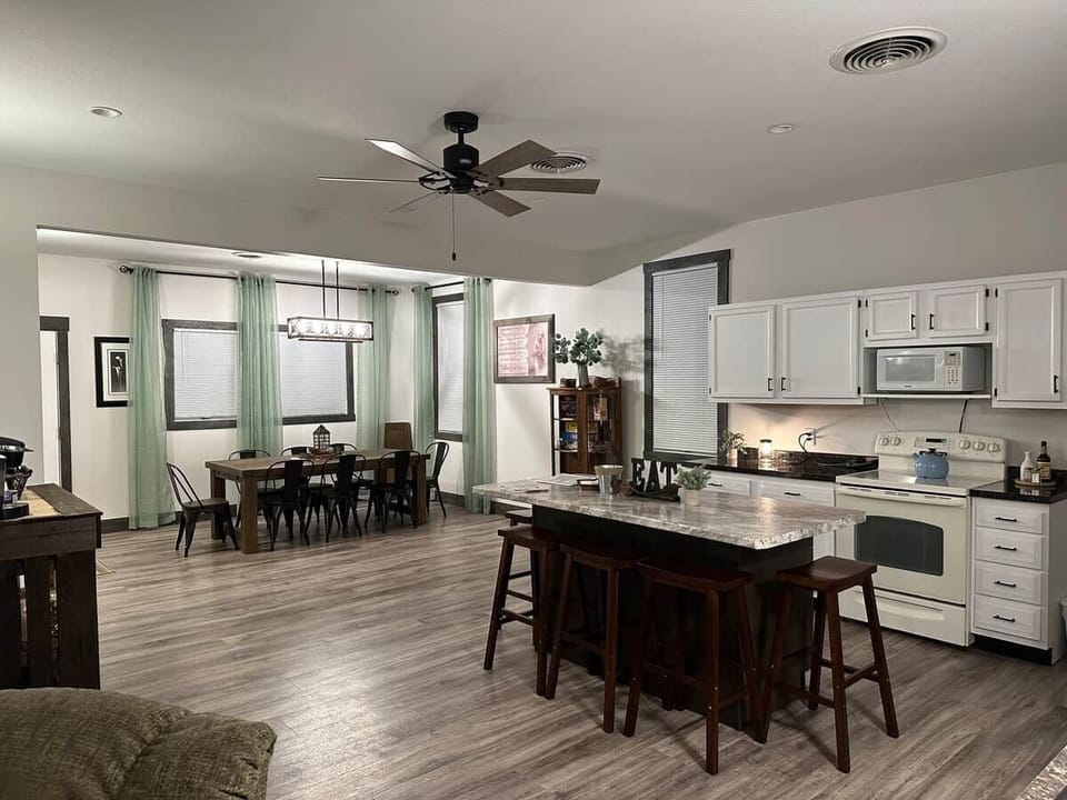 Kitchen & Dining Area