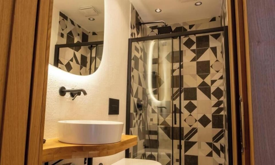 Shower, hydromassage showerhead, hair dryer, slippers