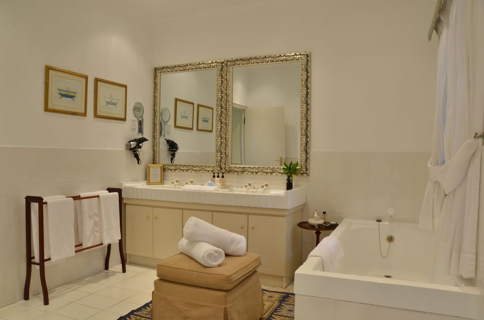 Executive Suite | Bathroom | Separate tub and shower, deep soaking tub, designer toiletries