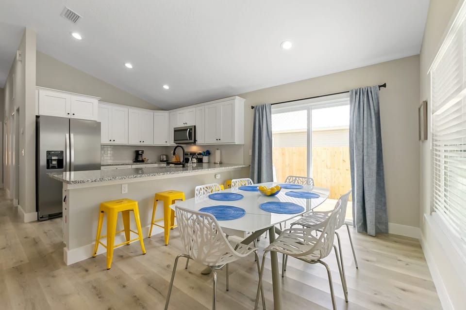 Eat together at the stylish dining table or up at the sleek breakfast bar