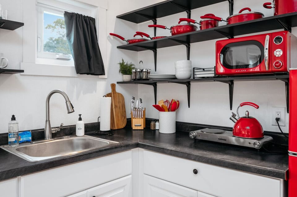 Fully stocked kitchen ready for the chef in your group 👩‍🍳🔥