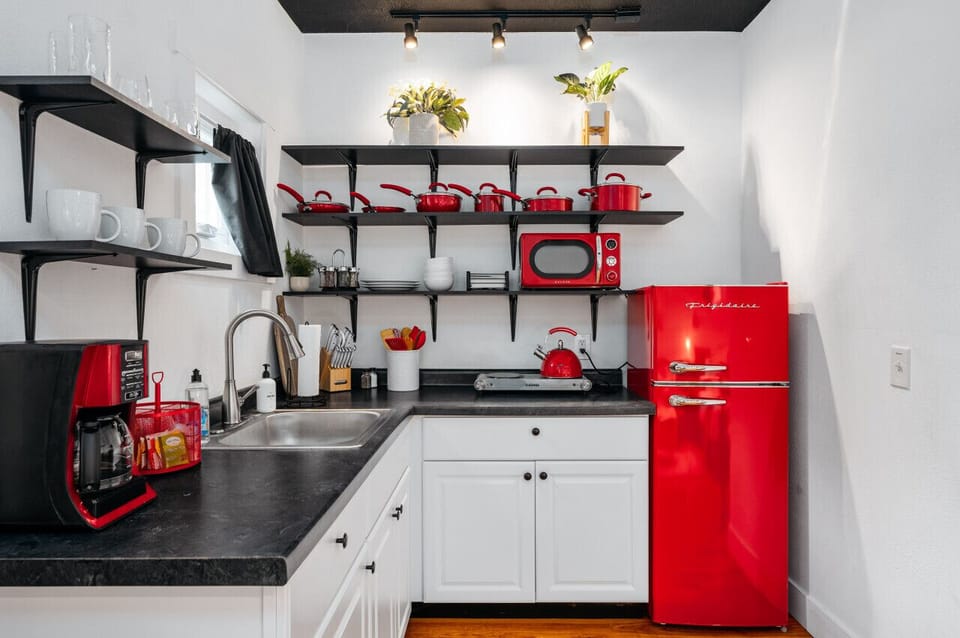 Going red, going retro in the kitchen 🔴✨