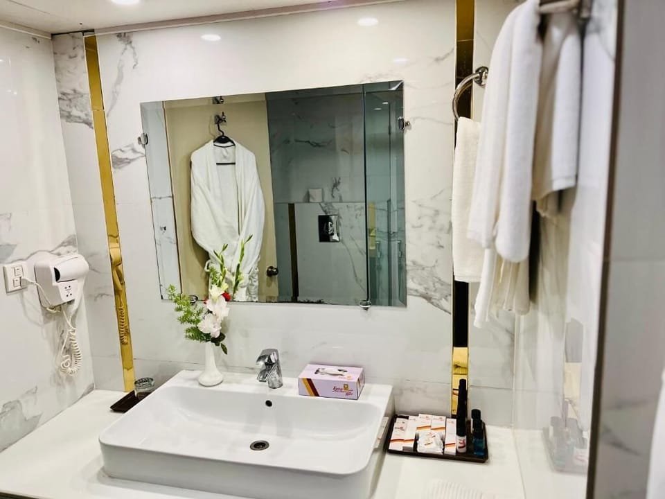 Shower, rainfall showerhead, free toiletries, hair dryer