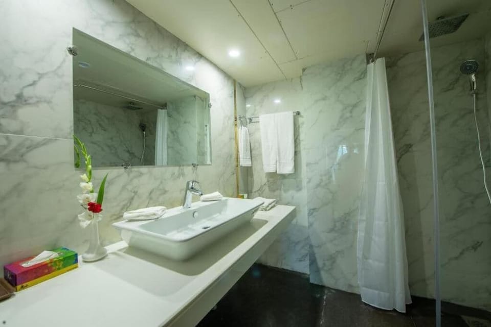 Premier Room, Mountain View | Bathroom | Shower, rainfall showerhead, free toiletries, hair dryer