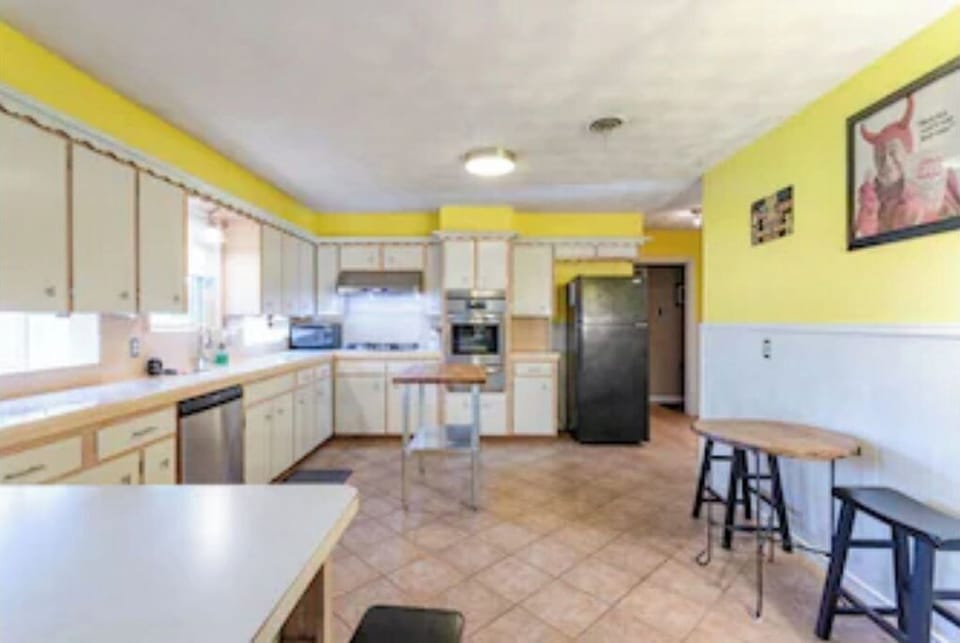 fully equipped kitchen 