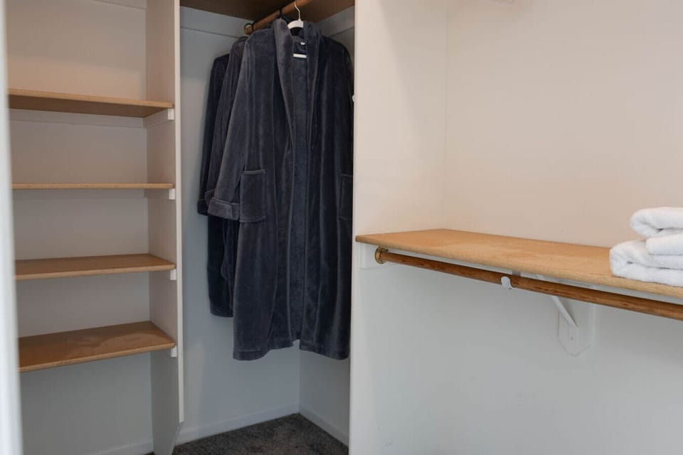 Main Level- Primary Bed, Walk-in