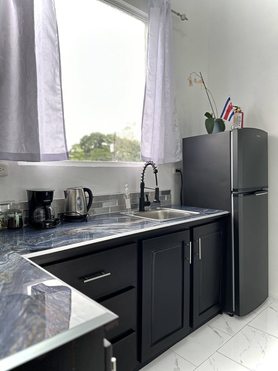 Superior Room, 1 Queen Bed, Kitchenette, Park View | Private kitchen | Coffee/tea maker, fridge, microwave, electric kettle