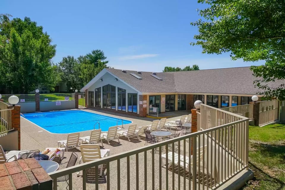 Wonderful seasonal outdoor pool