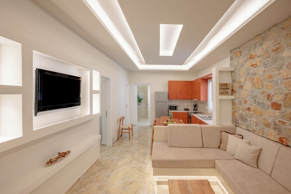 Deluxe Apartment, 3 Bedrooms, Hot Tub | Living area | Plasma TV, books