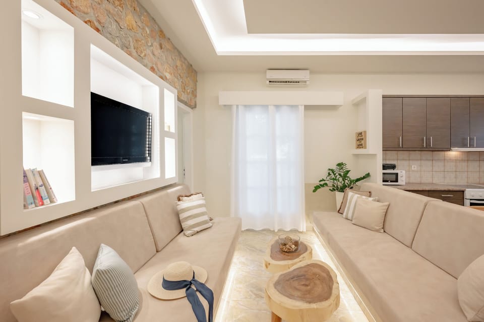 Deluxe Apartment, 3 Bedrooms, Hot Tub | Living area | Plasma TV, books