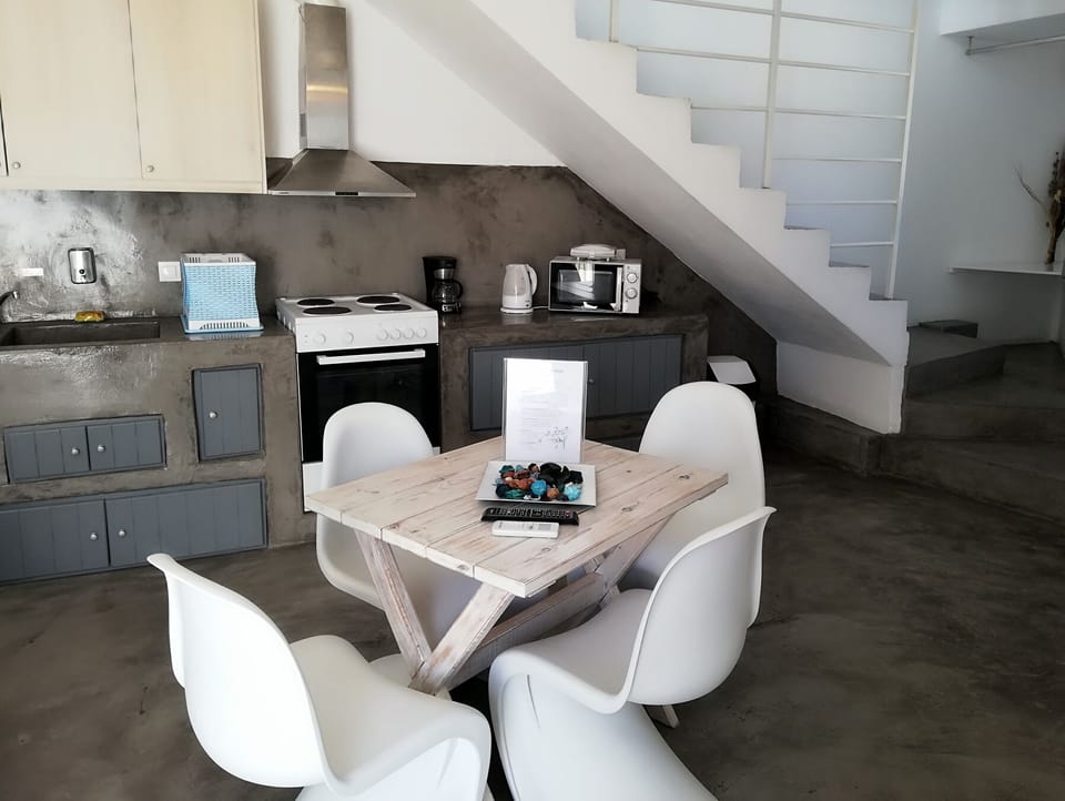 Duplex, Hot Tub (Apartment) | Living area | Plasma TV, books