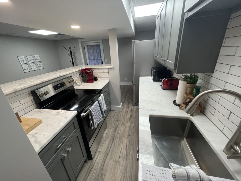 Well appointed kitchen with all new appliances!