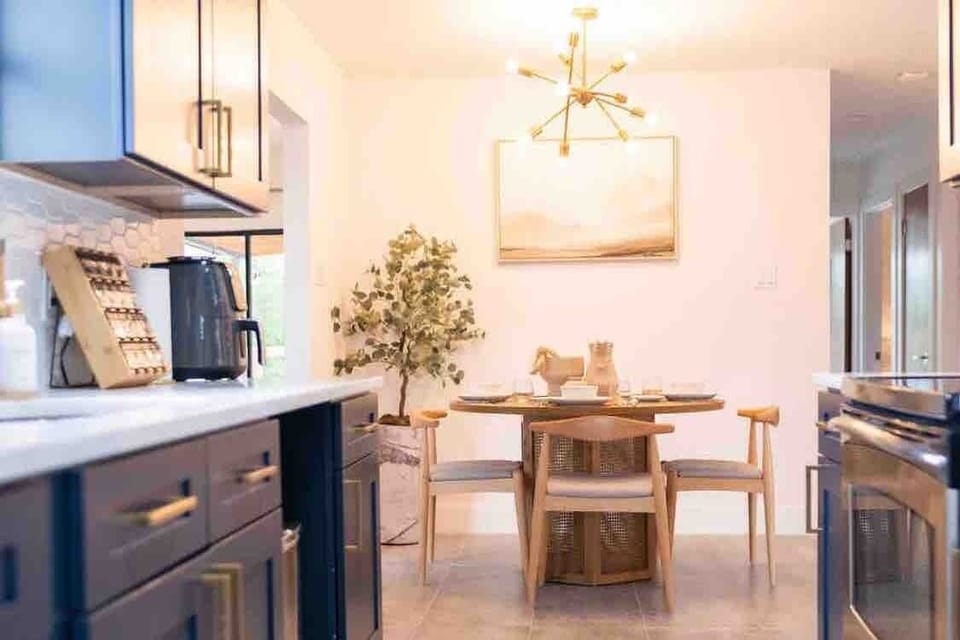 Save money, skip take out! Our kitchen is fully equipped to make meals during your stay. Calming art compliments the interior design. 

"The house is equipped with all basic necessities of full fledged home. Will definitely stay again." -Syed *****