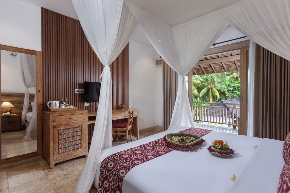 Suite with Balcony | Minibar, in-room safe, iron/ironing board, free WiFi