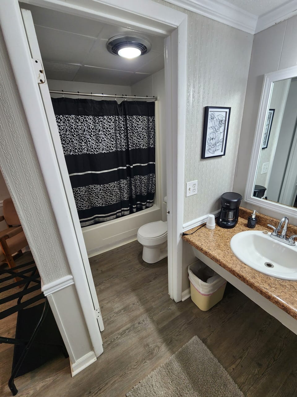 Combined shower/tub, free toiletries, towels, soap