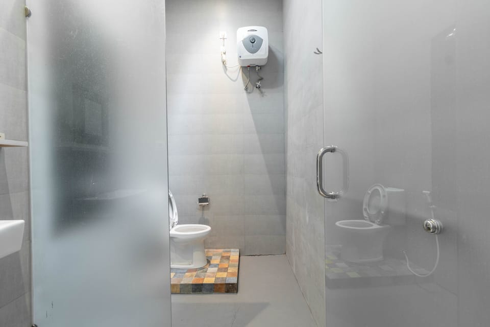 Deluxe Double Room, 1 King Bed, Non Smoking, Private Bathroom | Bathroom | Shower, free toiletries, hair dryer, towels