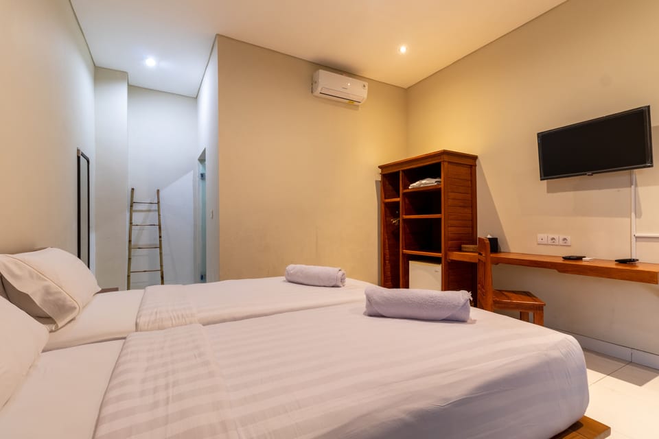 Deluxe Twin Room, 2 Twin Beds, Non Smoking, Private Bathroom | Desk, laptop workspace, soundproofing, free WiFi