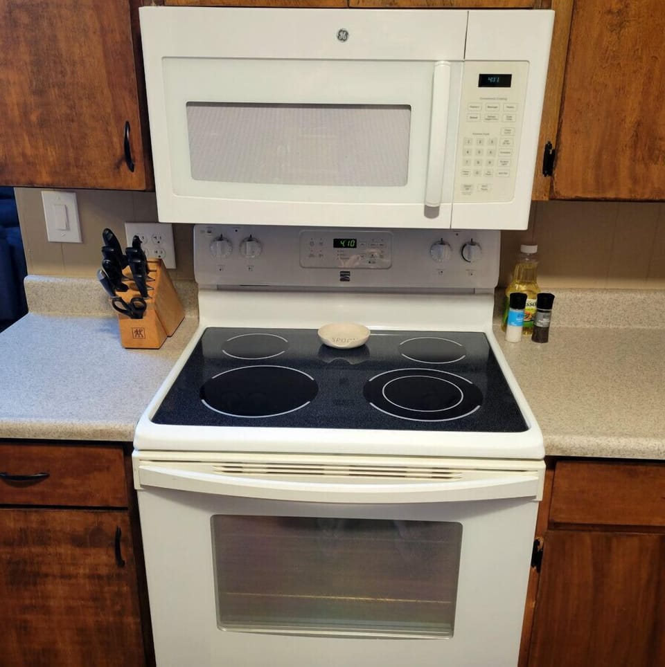 Full size oven and stove top for making delicious meals and eating in