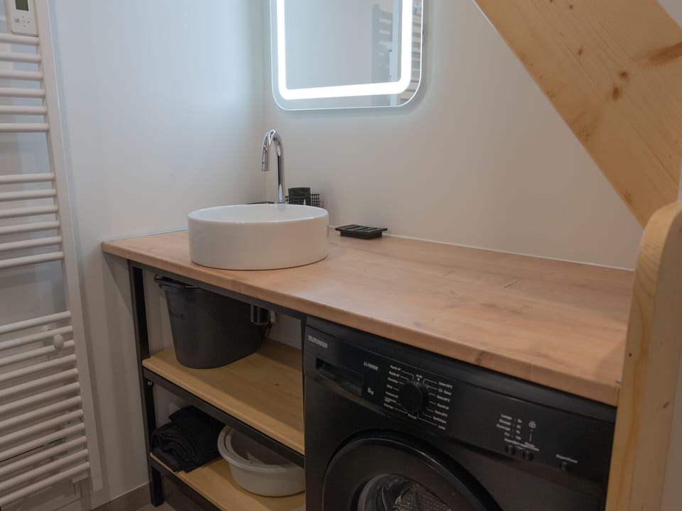 Ground floor shower room with shower, WC and washing machine