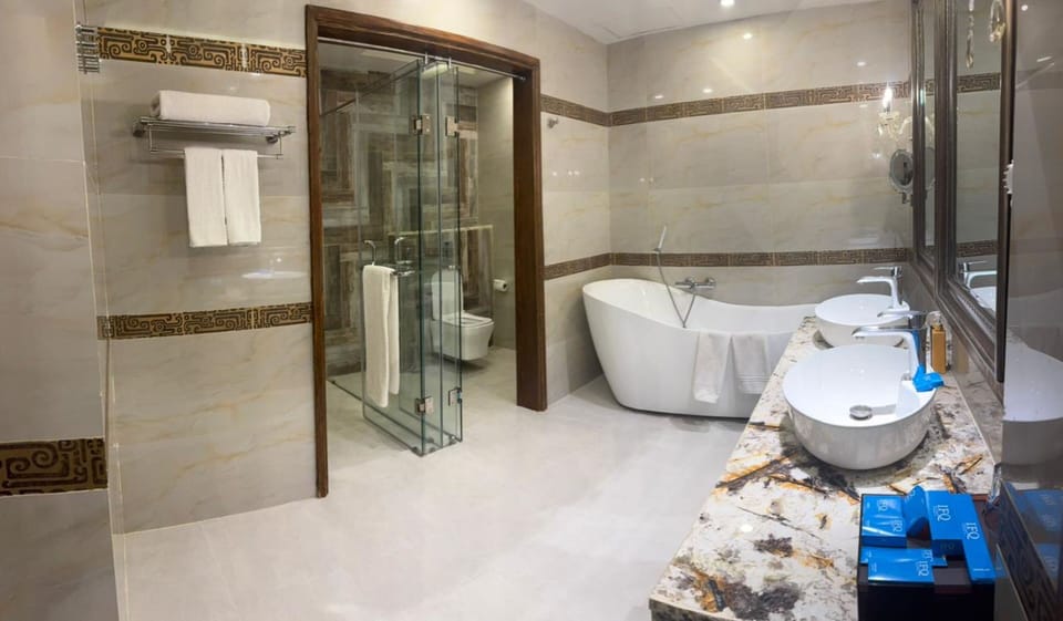 Royal Suite | Bathroom | Shower, rainfall showerhead, free toiletries, hair dryer