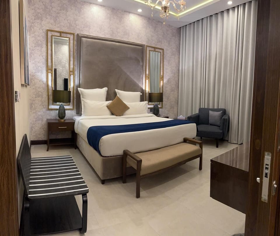 Royal Suite | Premium bedding, minibar, in-room safe, desk