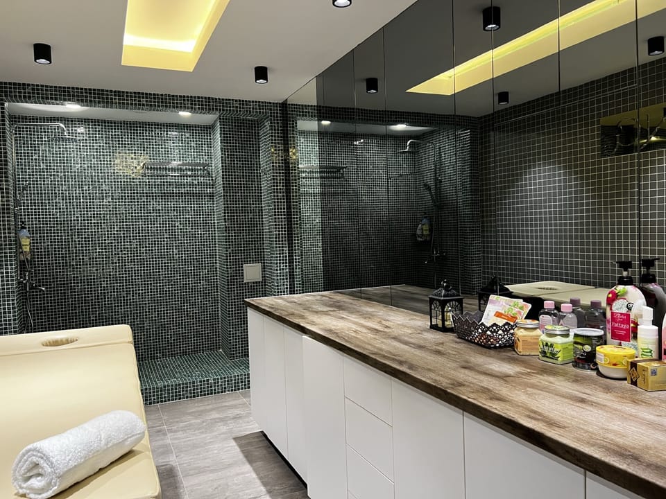 Sauna, steam room, body treatments, aromatherapy, deep-tissue massages