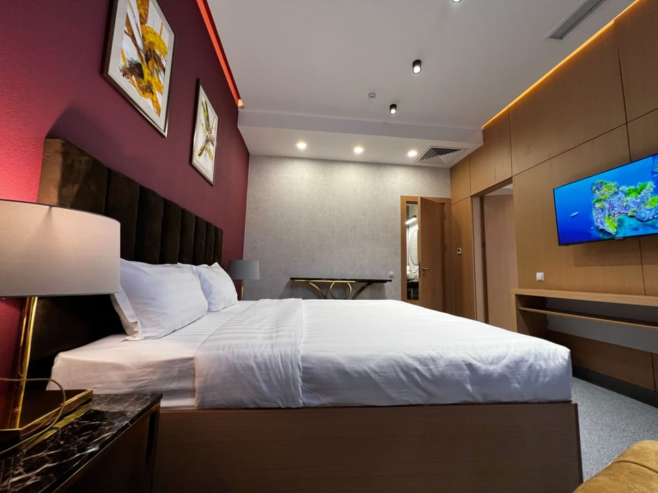 City Suite, City View | Minibar, in-room safe, desk, laptop workspace