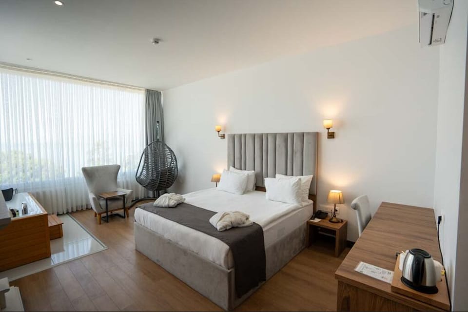 Executive Double Room | Egyptian cotton sheets, premium bedding, free minibar items