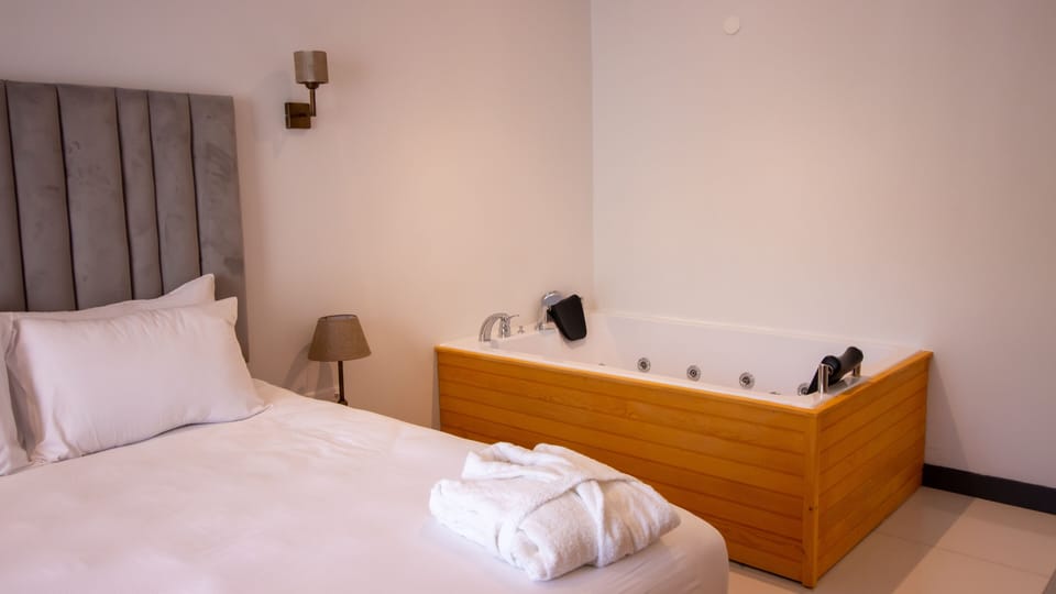 Superior Suite | Egyptian cotton sheets, premium bedding, free minibar items