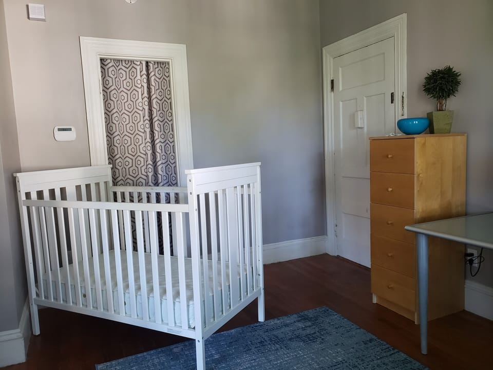 Front room with optional crib layout
