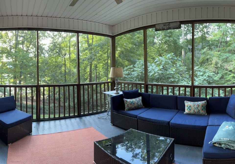 Large screen porch