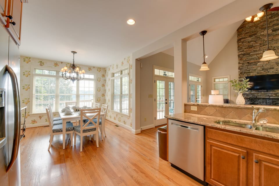 Dining Area | Dishware & Flatware Provided